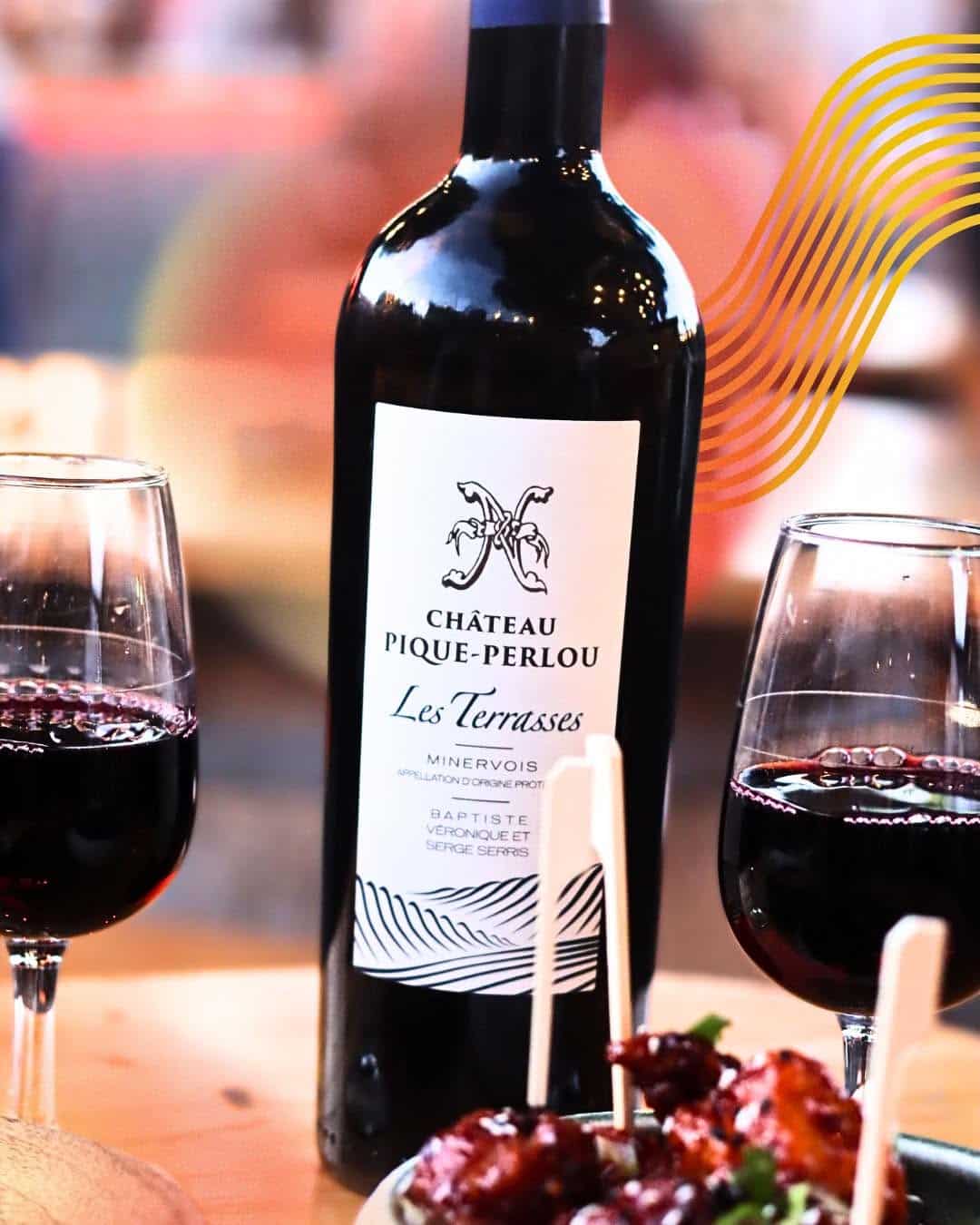 Château Pique-Perlou Les Terrasses, vin rouge Minervois et verres servis.