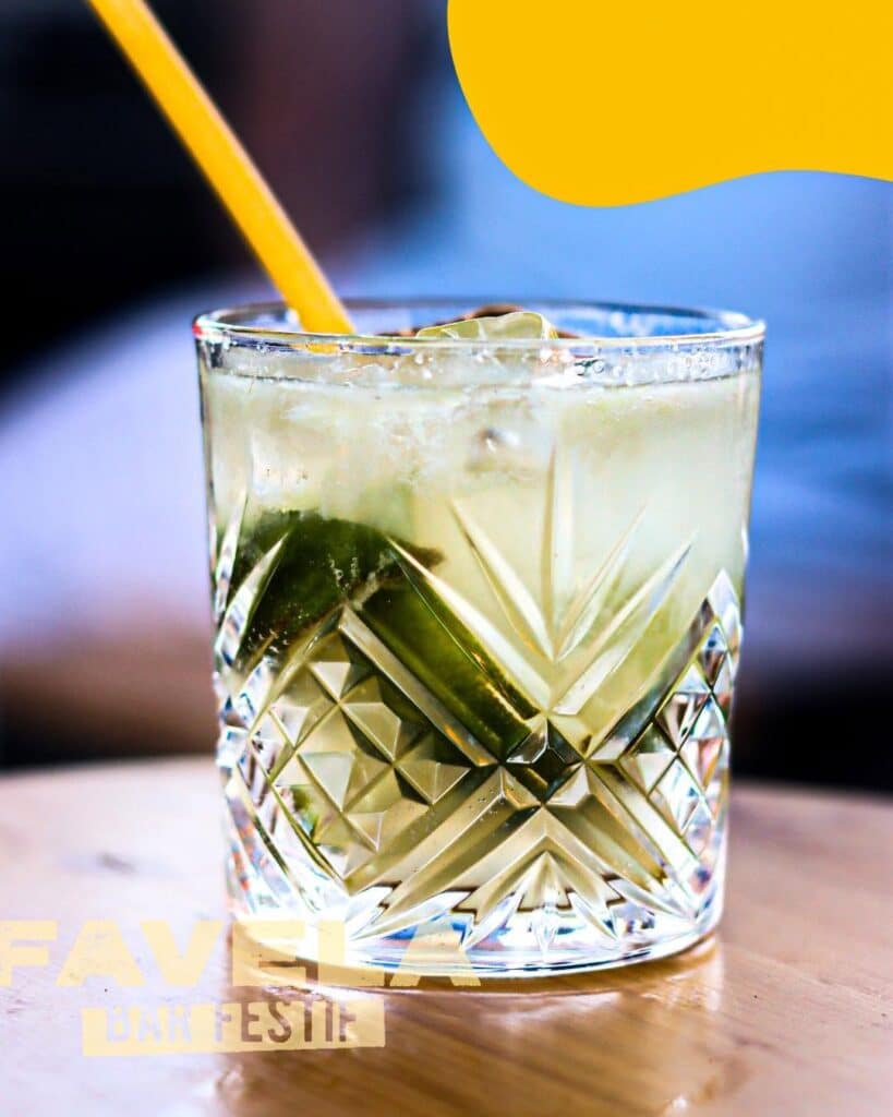 Cocktail Favela Bar Festival : Citron Vert et Fraîcheur Cocktail Favela Bar Festival : citron vert, glace pilée, paille jaune.